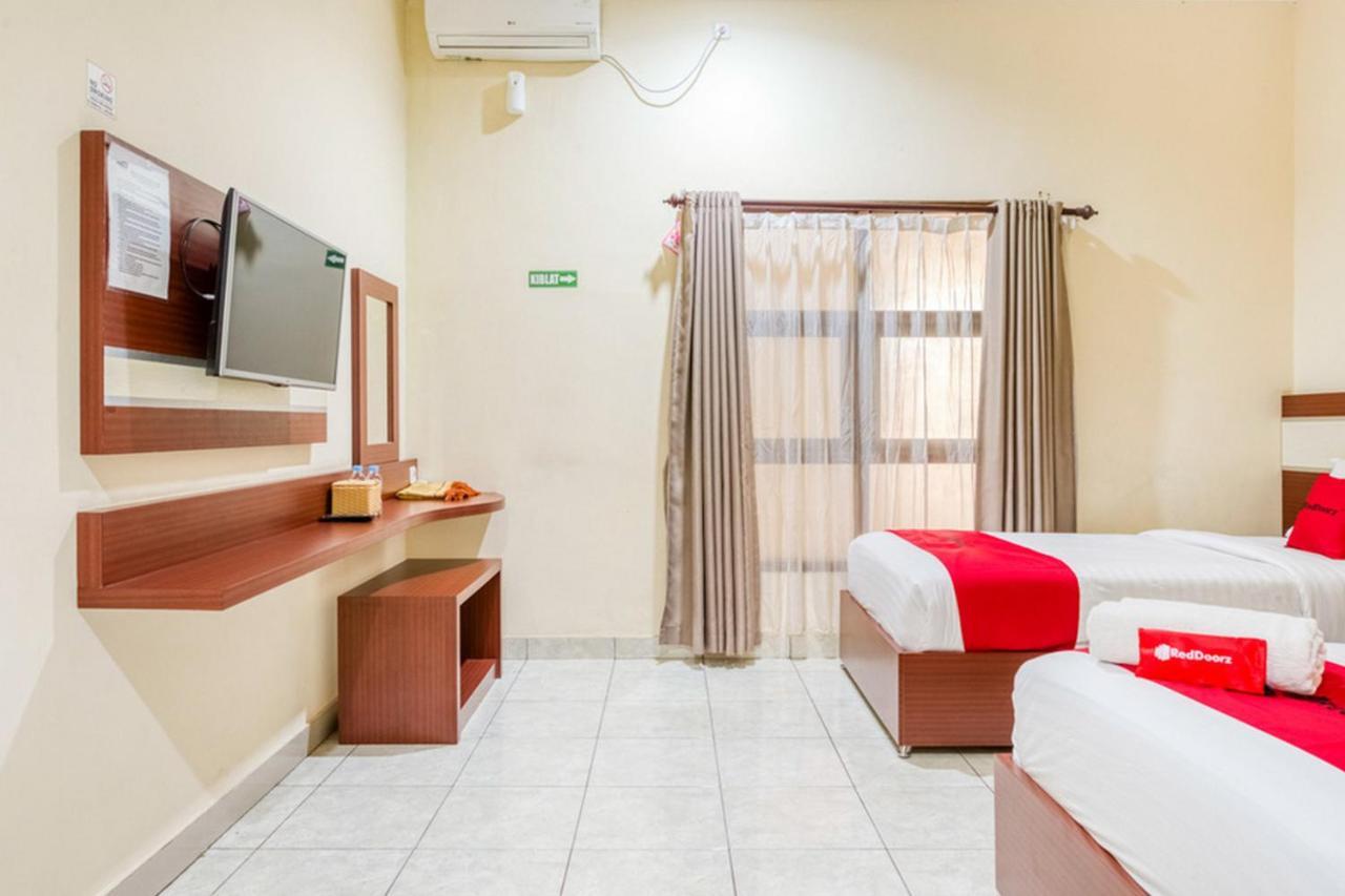 فندق Reddoorz Syariah @ Jalan Simpang Gajayana مالانغ المظهر الخارجي الصورة